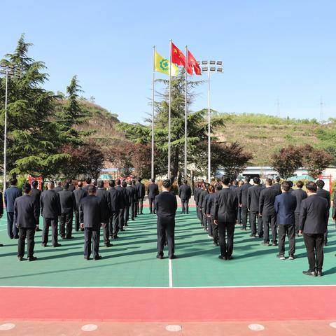 奋进新征程 担当新作为 董矿分公司举行“升国旗 庆五一” 主题活动