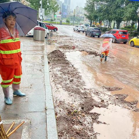 我市多地遭遇特大暴雨 环卫党员投身防汛一线