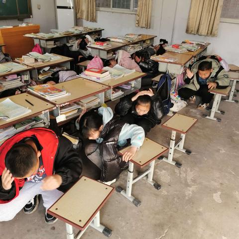 都里镇南阳城中心小学开展防震疏散演练