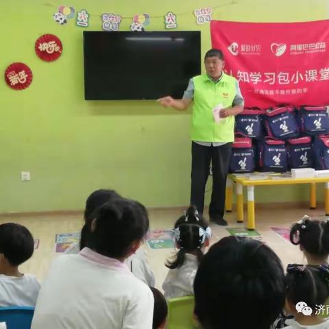 “一老一小”助力弱势少年发放认知包