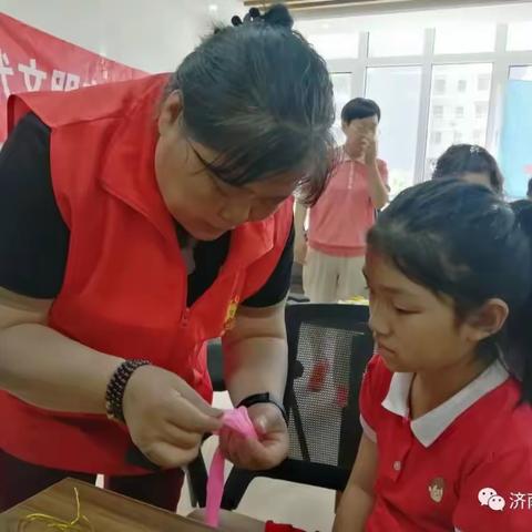 “一老一小”丰富孩子们的暑假生活