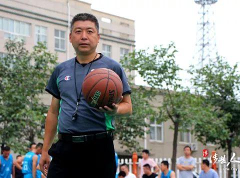 运动场上的涉县荣耀   13年驰骋赛场的国家一级“篮球王”｜涉县人的一天 第143期