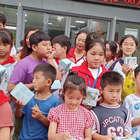 颍上县红雨伞志愿者协会教师节开展感恩教师关爱留儿童爱心观影活动