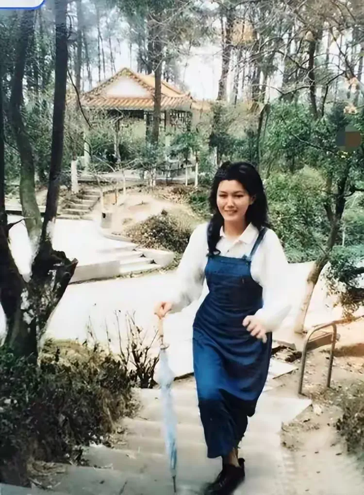 他的父亲李开明毕业于清华大学,从事科研工作,母亲吴秀琴在广州