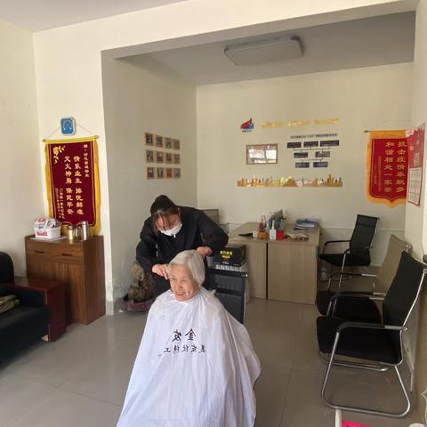 “孝爱时代翰城，义剪进小区”玫湖物业开展长者免费理发活动