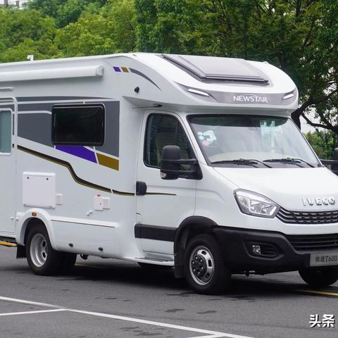 《中金房车俱乐部》新星依途房车会客区真宽敞！后门紧挨着厨房，大沙发能容下两家人