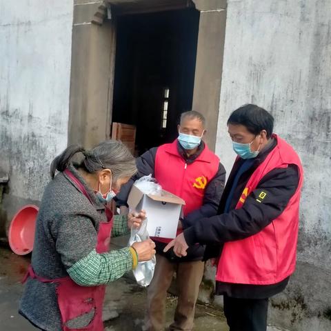 塔石乡有序发放“健康防疫包”，为村民送上“防疫定心丸”
