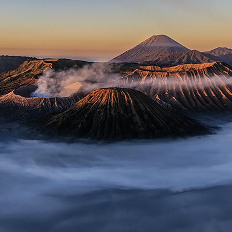 拜访火山之国-印尼   张岩