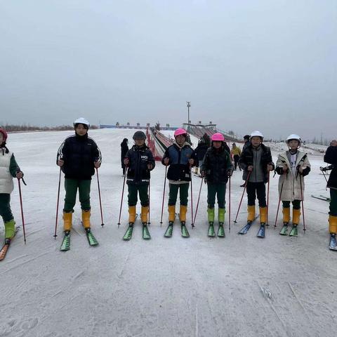 冰雪运动进校园    滑雪体验乐趣多  ——南和苏和实验学校滑雪体验活动