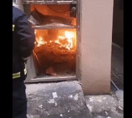 物业劝就是不听！房子都烧焦了！一住户楼道给电动车充电引火灾，被拘留10天！
