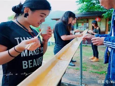 日本“最脏”网红美食，有些游客忍不住吐槽：这是在吃口水吗？