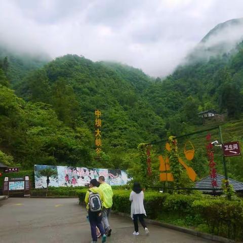 心心相印、手手相扣，让我们彼此陪伴在一起。