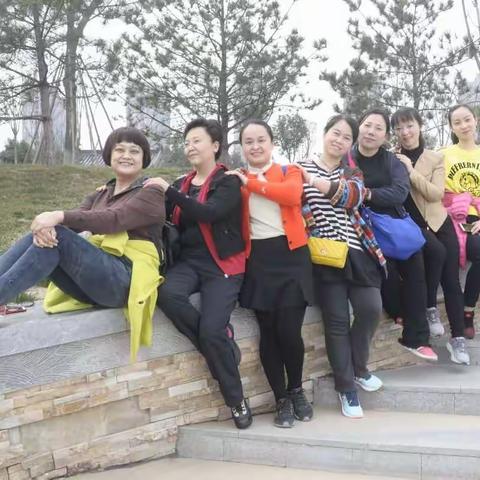 美丽河南巾帼行 汴西湖畔寄深情——省大企业局绿色环保徒步活动