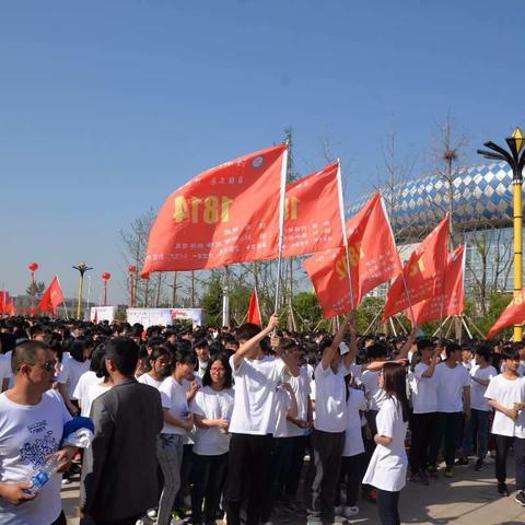 色彩与运动共舞——汝州市实验中学师生参加汝州市首届万人彩虹跑活动