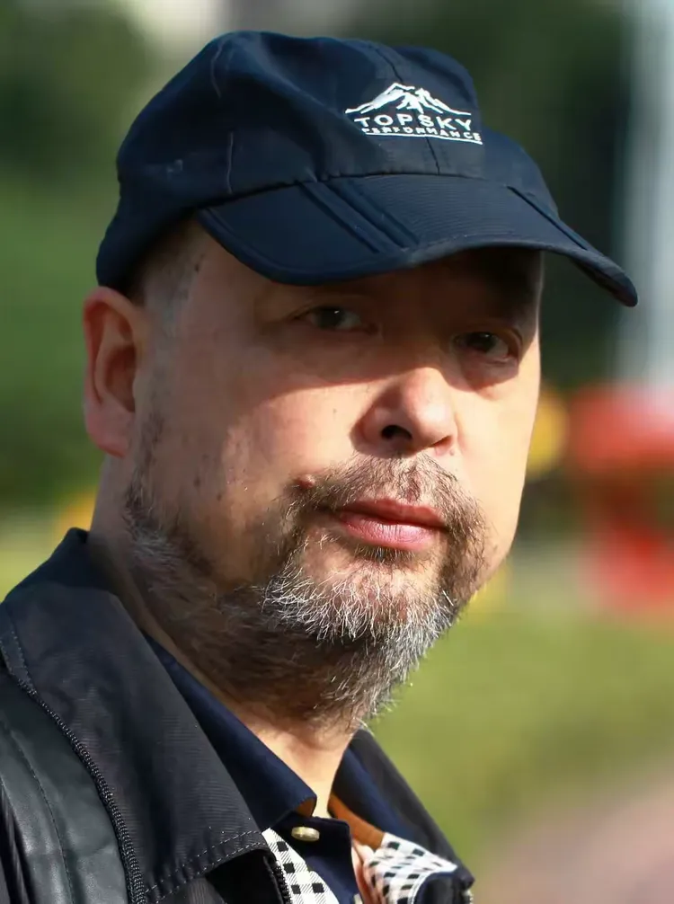 李四维,中国少数民族美术促进会会员,中国油画创作研究院副院长,北京