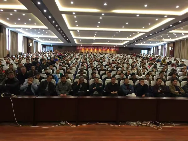 图为校长王兴艳等领导出席家长会