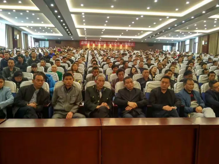 图为校长王兴艳等领导出席家长会