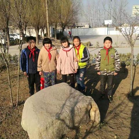 核桃园小学开展植树节主题队会实践活动