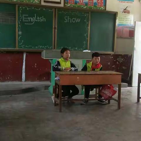 核桃园小学举行英语模仿秀
