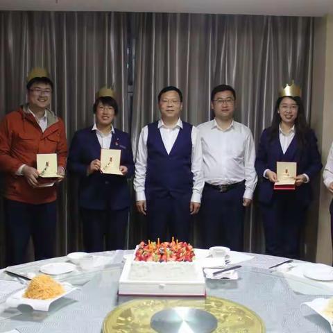 邯郸分行行领导与过生日员工共同就餐、共同庆生