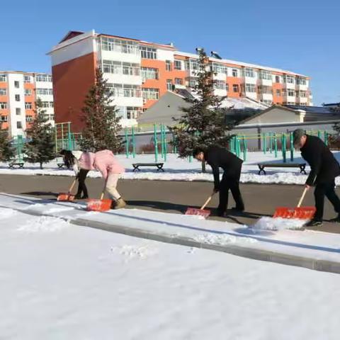 锡林浩特浩特市第一中学组织教职工清扫校园积雪