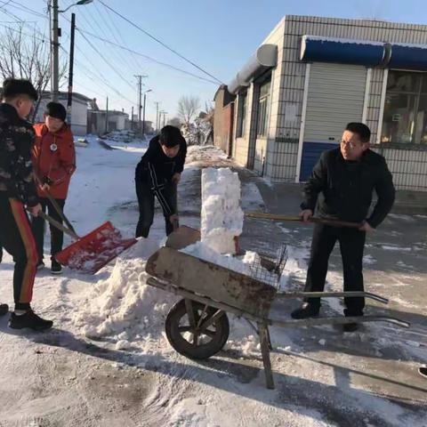 胡坨初中开展学雷锋扫雪活动