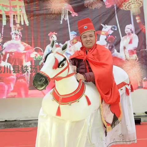 行走在乡间的业余文艺演出队