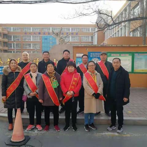 安全谨记  人人有责--幸福街小学三（1）启航中队家长执勤