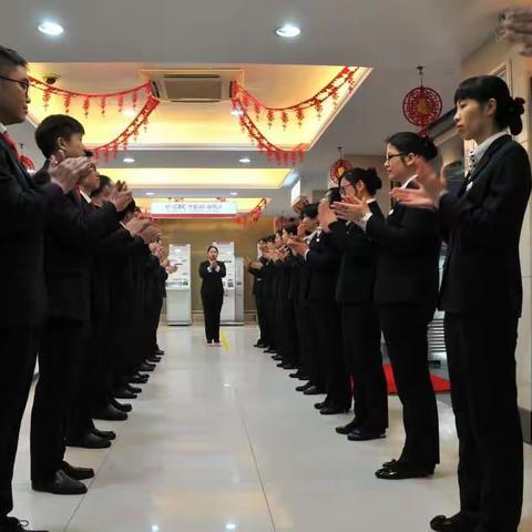 省行李宝权副行长亲临荔湾逢源路支行指导服务工作