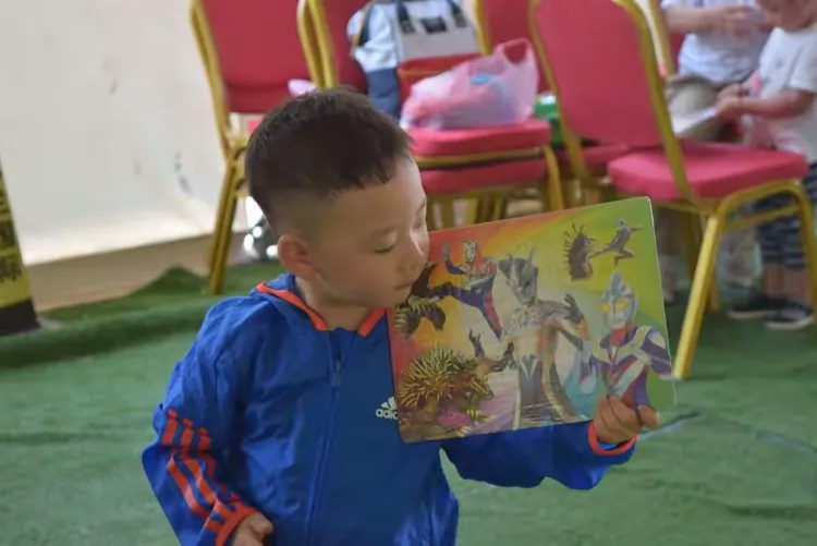 张新阳：看我的奖品是奥特曼！帅不帅？