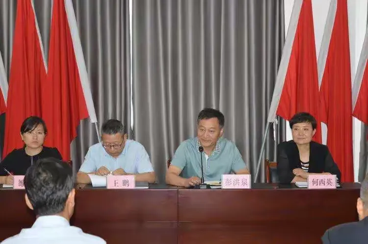 泾河新城教育卫体局副局长雒佳同志为高庄镇先进教师代表颁奖