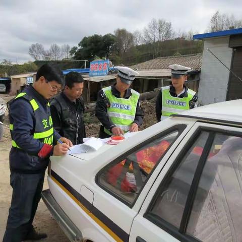 “国庆平安出行，杜绝交通违法”——原安镇交管站协同镇派出所在国庆开展道路违法执勤检查