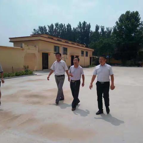 区教育局李兆峰主任在张华栋镇长陪同下，到杜堂镇各小学检查指导迎省均衡发展验收准备工作。