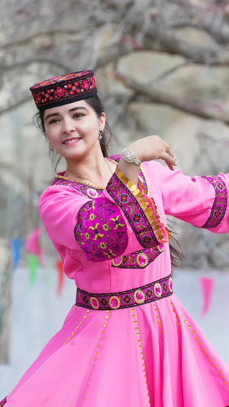 春到帕米尔之十九《西域美女胜天仙》