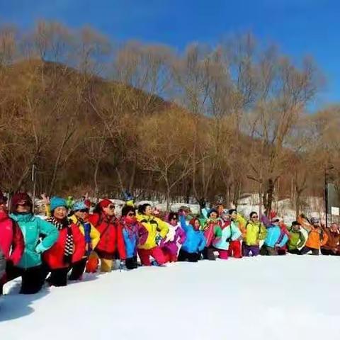 魅力巾帼风 和谐户外情 祝三八快乐！