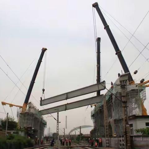 新店街立交桥上跨铁路线架梁施工完成阶段性攻坚任务
