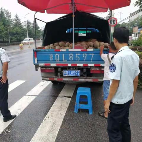 新洲区8月份第4周对违法占道售卖瓜果及夜市的整治