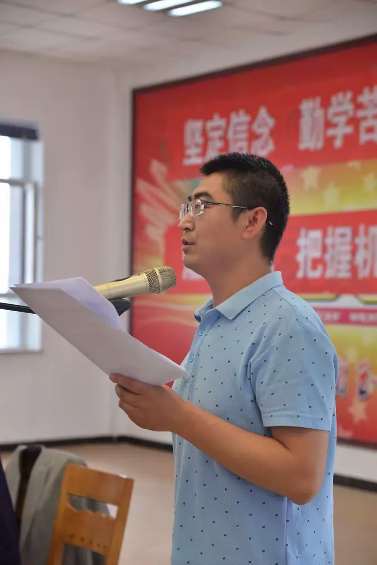 活动由高二年级组长聂海老师主持。