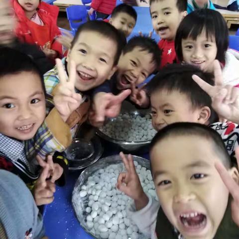 齐齐动手做汤圆——记两塘镇中心幼儿园元旦做汤圆活动