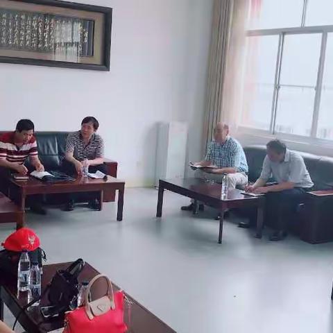 市教育局谢海琼副局长一行到南宁沛鸿民族中学开展调研并慰问高三教师