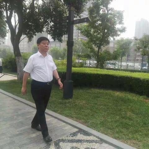 碑林区区长卢光文巡查护城河南门至东门段