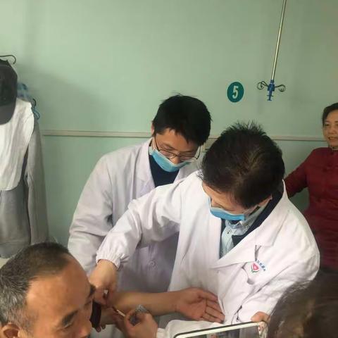 同济医院康复医学科专家定期来纸坊社区卫生服务中心带教查房