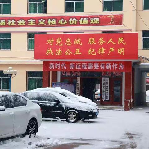 撸起袖子 扫雪除冰