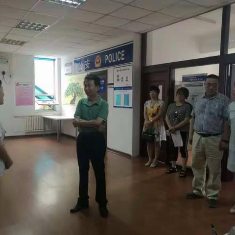 人大换届指导组到上园地区视察换届选举选民登记工作