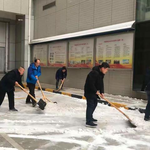 瑞雪兆丰年 劳动展风采 ——榆林联通全员义务扫雪活动