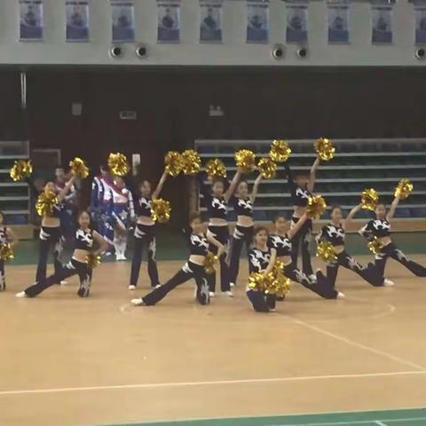 平铺一合锦筵开 连击三声画鼓催