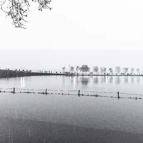人间仙境何处寻，最美不过雪西湖