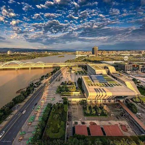 浐灞生态区雁鸣湖园办鼓足干劲，坚持24小时冲洗路面不松懈