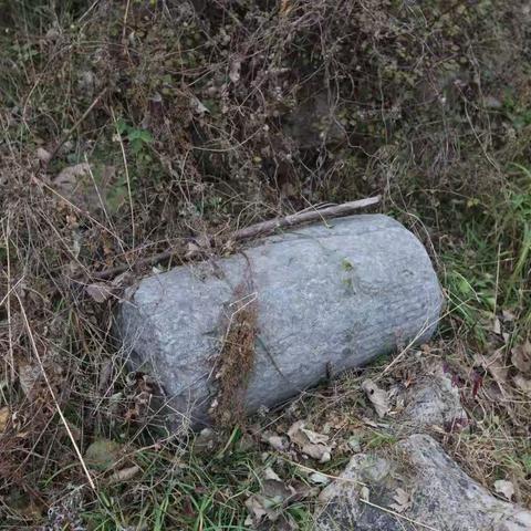 2张鲜明摄影关于石头庙改造前留念20171122