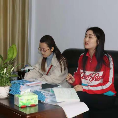 区教文体局领导深入学校进行听课评课教研活动